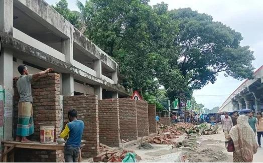মিঠাপুকুরে ফুটপাত দখল করে নির্মাণাধীন মার্কেটের নির্মাণকাজ বন্ধ